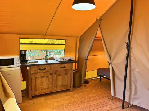 Indretning af Bungalowtent safari telt på Domaine des Chênes Blancs, med lille køkken og hyggelig atmosfære.