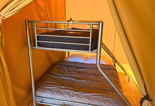 Im Inneren eines Safari-Zeltes 'Bungalowtent' im Domaine des Chênes Blancs in Frankreich steht ein Etagenbett.