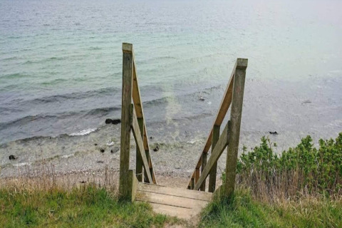 Escalier en bois descendant vers la plage, vu d’une maison de vacances pour 4 personnes à Haderslev.