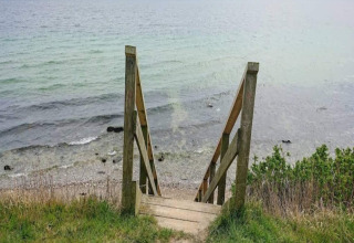 Escalier en bois descendant vers la plage, vu d’une maison de vacances pour 4 personnes à Haderslev.