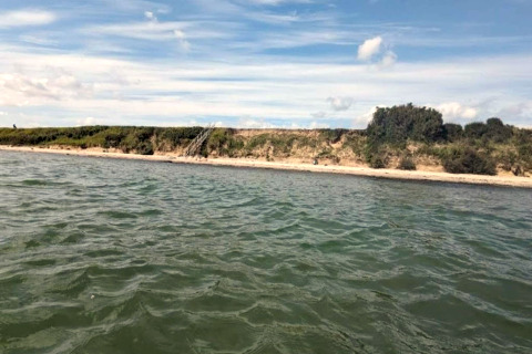 Udsigt over vandet og stranden nær 