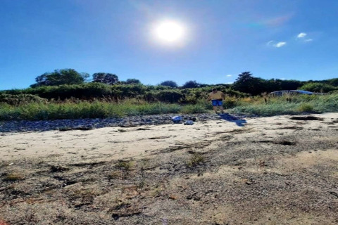 Sonniger Tag am Strand bei einem 4-Personen-Ferienhaus in Haderslev, Dänemark, mit viel Grün.