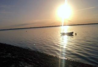 Sonnenuntergang über dem Wasser beim «4-Personen-Ferienhaus in Haderslev», Dänemark, mit Boot.