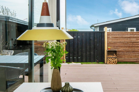 Vue depuis une maison de vacances à Haderslev, Danemark, avec déco moderne, terrasse et clôture.