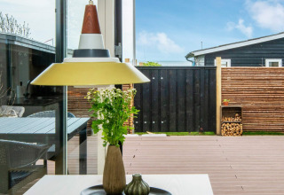 Vue depuis une maison de vacances à Haderslev, Danemark, avec déco moderne, terrasse et clôture.