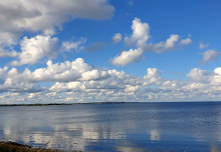 Vue sur la mer et le ciel nuageux depuis une maison de vacances à Haderslev, Danemark, lors d’une journée ensoleillée.