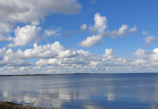 Vue sur la mer et le ciel nuageux depuis une maison de vacances à Haderslev, Danemark, lors d’une journée ensoleillée.