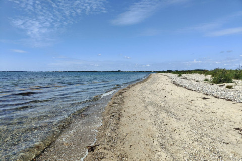 Vue sur la côte près du «4 person holiday home in Haderslev» avec plage de sable et ciel bleu au Danemark.