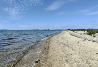 Vue sur la côte près du «4 person holiday home in Haderslev» avec plage de sable et ciel bleu au Danemark.