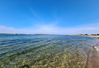 Vista mare dalla «Casa vacanze per 4 persone a Haderslev», Danimarca, acqua limpida e cielo azzurro.