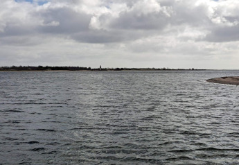 Zicht op water en kust bij een vakantiehuis voor 4 personen in Haderslev, Denemarken, met wolkenlucht.