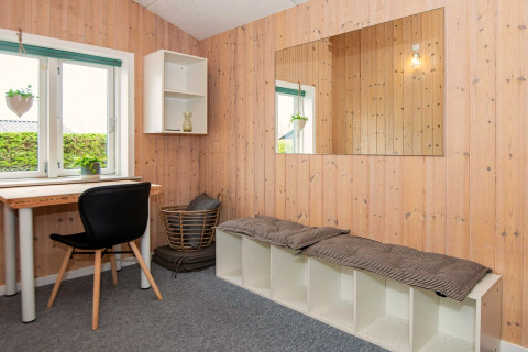 Chambre lumineuse dans une maison de vacances à Haderslev, Danemark, avec bureau, banc et grand miroir.