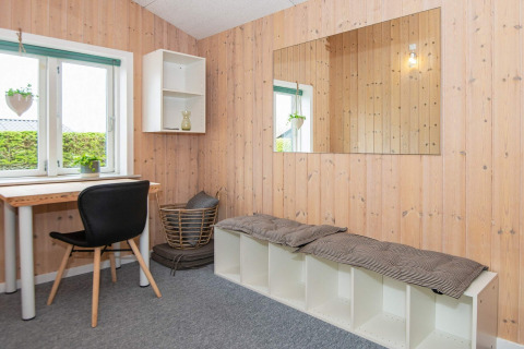 Chambre lumineuse dans une maison de vacances à Haderslev, Danemark, avec bureau, banc et grand miroir.