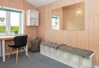 Chambre lumineuse dans une maison de vacances à Haderslev, Danemark, avec bureau, banc et grand miroir.