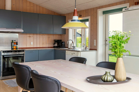 Cuisine moderne et salle à manger dans une maison de vacances 4 personnes à Haderslev, Danemark, décoration soignée.