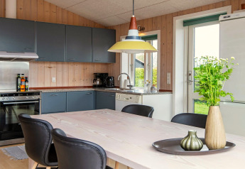 Cuisine moderne et salle à manger dans une maison de vacances 4 personnes à Haderslev, Danemark, décoration soignée.