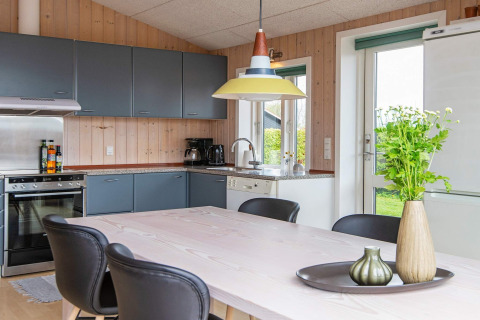 Cuisine moderne et salle à manger dans une maison de vacances 4 personnes à Haderslev, Danemark, décoration soignée.