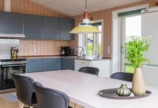 Cuisine moderne et salle à manger dans une maison de vacances 4 personnes à Haderslev, Danemark, décoration soignée.