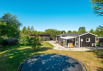 Vakantiehuis voor 5 personen in Glesborg, Denemarken, met grote tuin, terras en trampoline.