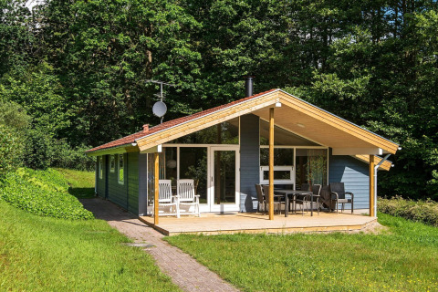 Knus vakantiehuis voor 6 personen in Børkop met groot terras midden in de natuur en bosrijk uitzicht.