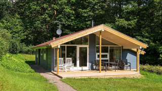 Hyggeligt feriehus til 6 personer i Børkop omgivet af skov, med stor terrasse og havemøbler.