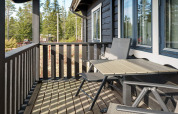 Zonnig terras met tafel en stoelen aan een vakantiehuis voor 6 personen in Kopparberg, Zweden, boszicht.