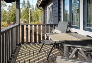 Balkon met tafel en stoelen bij een 6-persoons vakantiehuis in Kopparberg, Zweden, met uitzicht op het bos.