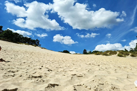 Zandduinen en blauwe lucht met wolken bij het '6-persoons vakantiehuis in Børkop', Denemarken.