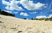 Zandduinen en blauwe lucht met wolken bij het '6-persoons vakantiehuis in Børkop', Denemarken.