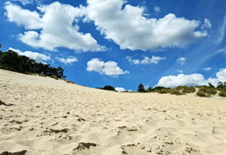 Zandduinen en blauwe lucht met wolken bij het '6-persoons vakantiehuis in Børkop', Denemarken.