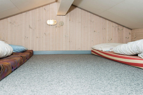 Laag plafondzolder met matrassen en kussens in een 6-persoons vakantiehuis in Børkop, Denemarken.