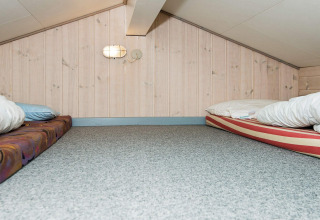 Laag plafondzolder met matrassen en kussens in een 6-persoons vakantiehuis in Børkop, Denemarken.