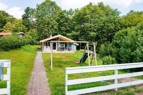 6-persoons vakantiehuis in Børkop, Denemarken, met schommel, glijbaan, terras en groene omgeving.