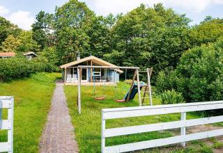 6-persoons vakantiehuis in Børkop, Denemarken, met schommel, glijbaan, terras en groene omgeving.