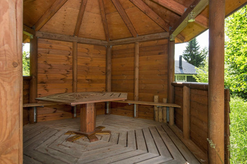 Houten paviljoen met banken en tafel bij het 6-persoons vakantiehuis in Børkop, Denemarken.