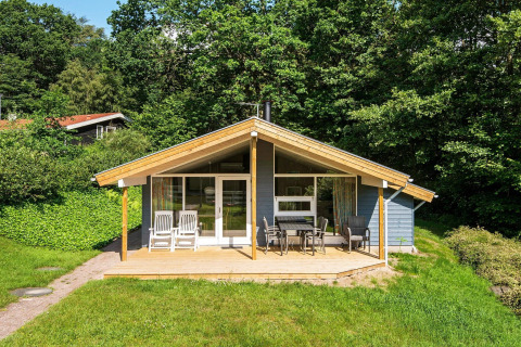 Zespersoons vakantiewoning in Børkop, Denemarken, met overdekt terras en tuin in een groene omgeving.
