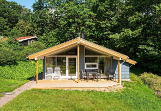 Zespersoons vakantiewoning in Børkop, Denemarken, met overdekt terras en tuin in een groene omgeving.