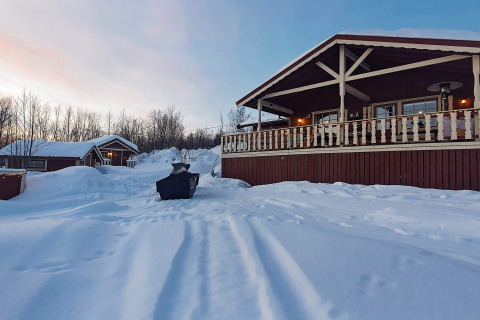 Met sneeuw bedekt chalet '7 person holiday home in JARFJORD' in Zweden met veranda, bij zonsondergang vastgelegd.