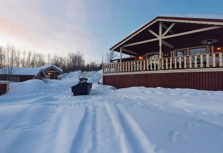 Met sneeuw bedekt chalet '7 person holiday home in JARFJORD' in Zweden met veranda, bij zonsondergang vastgelegd.