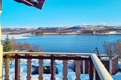 Vista panoramica dal balcone su lago e paesaggio innevato a casa vacanze per 7 persone a Jarfjord, Svezia.