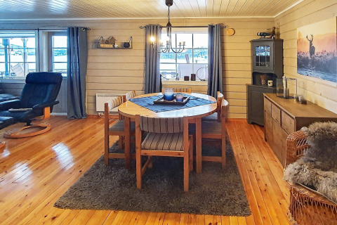 Eetkamer in een 7-persoons vakantiehuis in JARFJORD, Zweden, met houten vloer, eettafel en grote ramen.