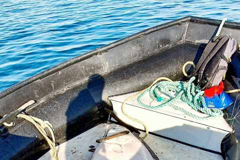 Voorkant van een boot met rugzak en touw, bij 7-persoons vakantiehuis in JARFJORD, Zweden.