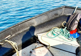 Proa de un bote con mochila y cuerda a bordo, tomada en la casa de vacaciones de 7 personas en JARFJORD, Suecia.