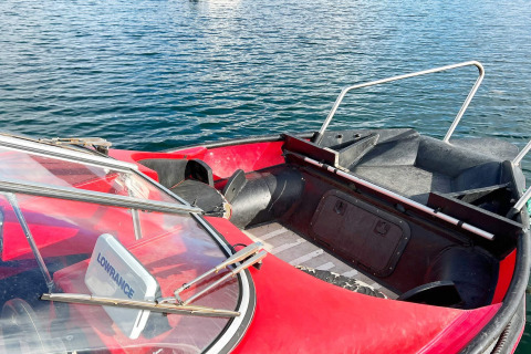 Rode motorboot afgemeerd op helder water, foto genomen bij 7 person holiday home in JARFJORD, Zweden.