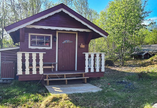 Gemütliches rotes Blockhaus mit Veranda im Grünen, Ferienhaus für 7 Personen in Jarfjord, Schweden.
