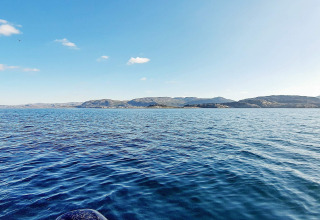Vista del mar y montañas desde una casa vacacional para 7 personas en Jarfjord, Suecia, en un día soleado.
