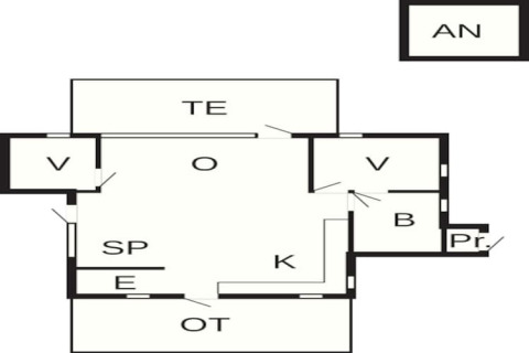 Plantegning af det renoverede strandhus i Danmark, som viser rumopdelingen og forkortelser for hvert rum.
