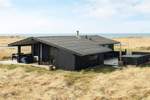 Vakantiewoning voor 7 personen in Hjørring, Denemarken, omringd door grasduinen en zeezicht.