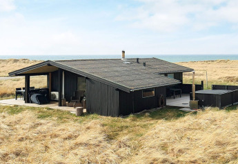 Vakantiewoning voor 7 personen in Hjørring, Denemarken, omringd door grasduinen en zeezicht.