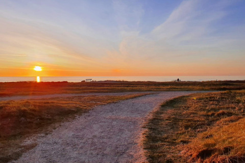 Tramonto sulla spiaggia a Hjørring, Danimarca, visto dal sentiero vicino alla casa vacanze per 7 persone.